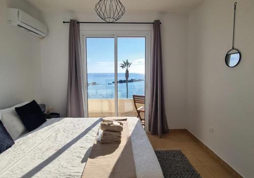 Un dormitorio con una cama con vista al mar. en Phaedrus Living: Seaview Luxury flat Paphinia 204, en Pafos