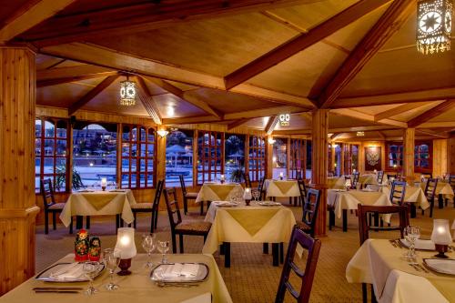 En restaurant eller et andet spisested på Pharaoh Azur Resort