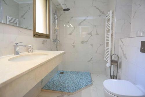 une salle de bain blanche avec un lavabo et des toilettes dans l'établissement LUXE GAMBETTA - SEA VIEW, à Nice