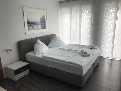 Ένα ή περισσότερα κρεβάτια σε δωμάτιο στο Appartements am Hafen