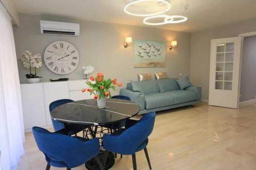 un salon avec une table, des chaises et un canapé dans l'établissement LUXE GAMBETTA - SEA VIEW, à Nice