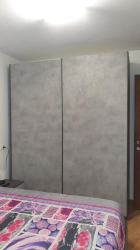 a bedroom with a bed with a metal headboard at Casa Ramus Valle Camonica a 30 km dal Passo Tonale in Edolo
