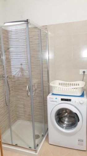 a bathroom with a washing machine and a washer at Casa Ramus Valle Camonica a 30 km dal Passo Tonale in Edolo