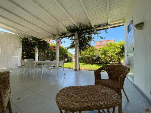 patio con tavolo e sedie di Casa Ancora - Le chiavi degli Iblei a Punta Braccetto
