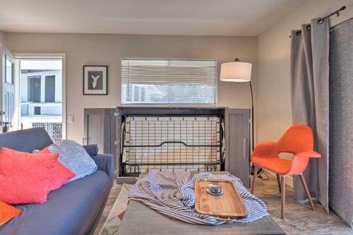 uma sala de estar com um sofá azul e uma mesa em Pet-Friendly Belton Lake Studio with Deck and Kayaks! em Belton