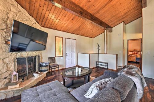 Televisyen dan/atau pusat hiburan di Lake Arrowhead Cabin with Deck and Stunning Mtn Views!