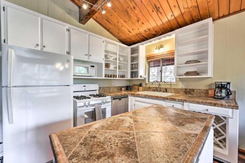 Dapur atau dapur kecil di Lake Arrowhead Cabin with Deck and Stunning Mtn Views!
