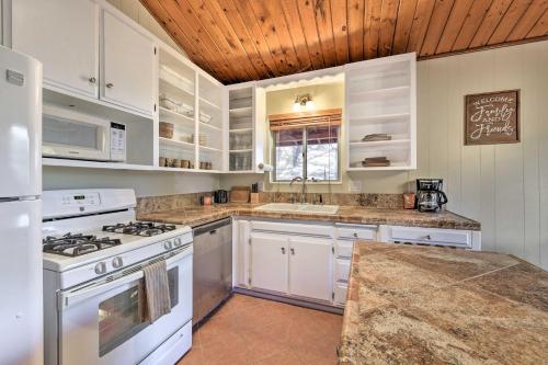 Dapur atau dapur kecil di Lake Arrowhead Cabin with Deck and Stunning Mtn Views!