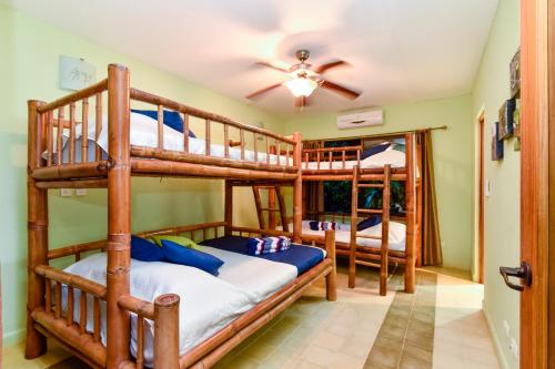 Portalón的住宿－Casa Monos Locos - Portasol Vacation Rentals，房屋内一间卧室配有双层床