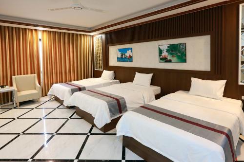 Giường trong phòng chung tại Olala Hotel