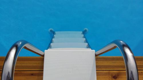 an empty hospital bed against a blue wall at Ferienhäuser Aura in St. Andrä am Zicksee