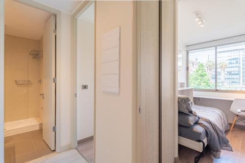 een kamer met een bed en een raam bij Luxury Retreat w/ 2BR, Wifi, Pool, Gym in Santiago