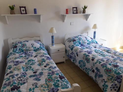 Duas camas sentadas uma ao lado da outra num quarto em Rivahome em Córdoba