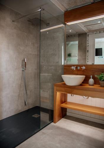 un bagno con lavandino e doccia di Hotel Rural El Medievo- SOLO ADULTOS a Trujillo