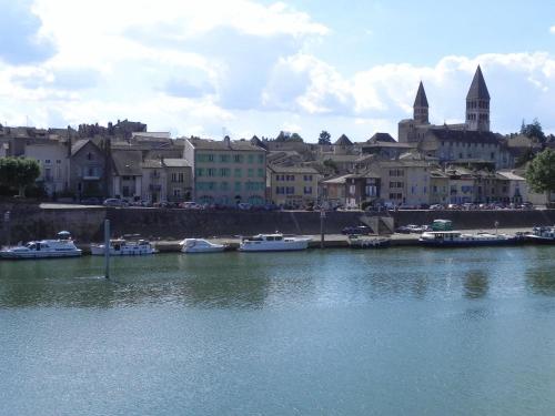 a group of boats are docked in a harbor at Hôtel Le Kolibri in Tournus