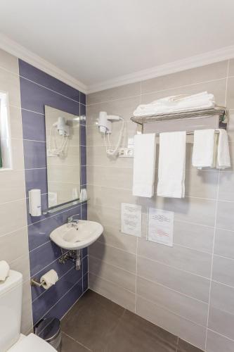 a bathroom with a sink and a toilet at Hospedaria Australia in Velas