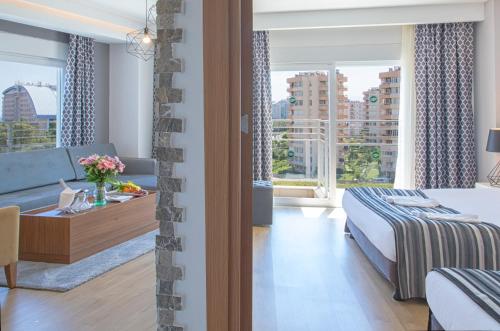 Postel nebo postele na pokoji v ubytování Greenwood Suites Resort