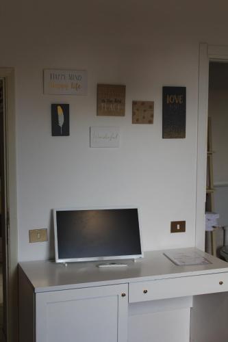 a tv sitting on top of a desk with a computer at Alle Terme B&B in Rapolano Terme