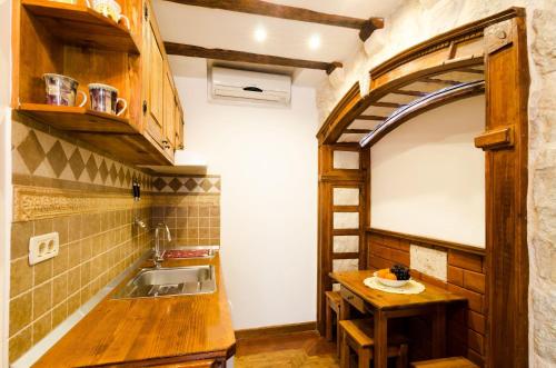cocina con fregadero y encimera de madera en Apartment Soul of the Town, en Dubrovnik