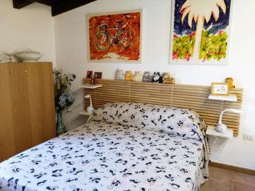 una camera con letto e lenzuola bianche e blu di B&B Glamping Semaforo Capo Sperone a SantʼAntìoco