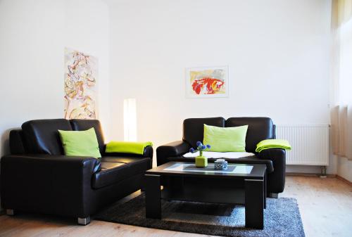 two chairs and a coffee table in a living room at Appartementanlage-Ferienwohnungen Weiße Möwe in Sassnitz