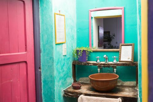 bagno con lavandino e specchio di Viracocha Art Hostel Cachi a Cachí