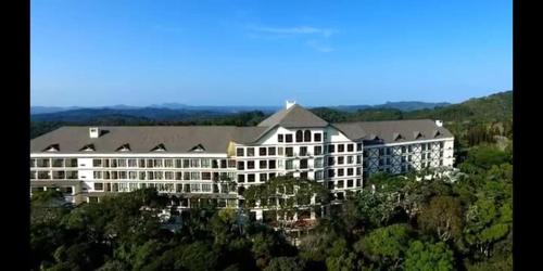 an aerial view of a hotel in the mountains at Condomínio Vista Azul in Pedra Azul