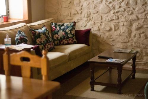 a living room with a couch and a coffee table at Hotel Saueth in Tredós