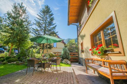Taman di luar Apartmány a štúdiá Miroslav