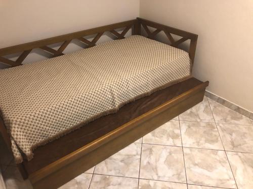 una cama en una esquina de una habitación en Temporada - Praia do Forte - Cabo Frio, en Cabo Frío