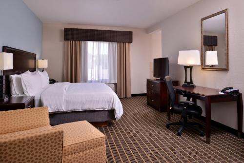 Телевизор и/или развлекательный центр в Holiday Inn Express & Suites Pittsburg, an IHG Hotel