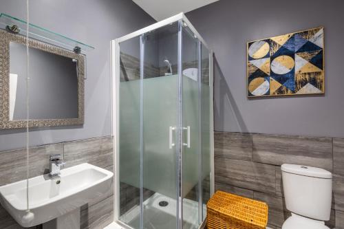 Et badeværelse på Stockton Town Centre Spacious Apartment free parking and wifi