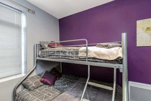 En eller flere senge i et værelse på Stockton Town Centre Spacious Apartment free parking and wifi