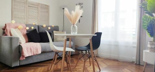 un salon avec un canapé, une table et des chaises dans l'établissement Nuances d'Azur - Bel Azur, à Nice