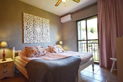 Postel nebo postele na pokoji v ubytování El Quinto Pino, Frigiliana Luxury Country villa with pool and parking HansOnHoliday Rentals