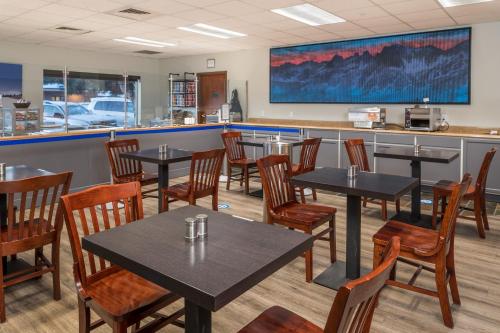 a restaurant with tables and chairs and a counter at Wood River Inn & Suite in Hailey