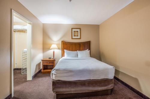 Ένα ή περισσότερα κρεβάτια σε δωμάτιο στο MainStay Suites Port Saint Joe South