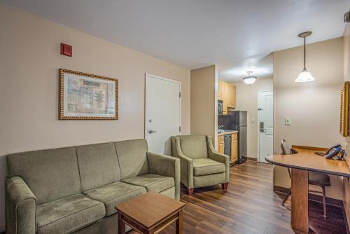 Χώρος καθιστικού στο MainStay Suites Port Saint Joe South