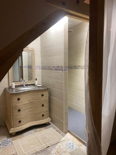 a bathroom with a sink and a mirror at Ferme "les Flaquettes" in Guînes