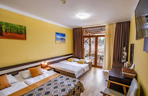 pokój hotelowy z 2 łóżkami i oknem w obiekcie Apartmán Korzár Bešeňová w Beszeniowej