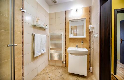 małą łazienkę z toaletą i umywalką w obiekcie Apartmán Korzár Bešeňová w Beszeniowej