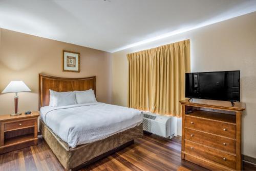 Ένα ή περισσότερα κρεβάτια σε δωμάτιο στο MainStay Suites Port Saint Joe South