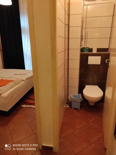 Kylpyhuone majoituspaikassa Coronation Apartment