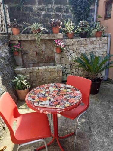 un tavolo con due sedie e un tavolo con un motivo floreale di Apartman Samardžić a Višegrad