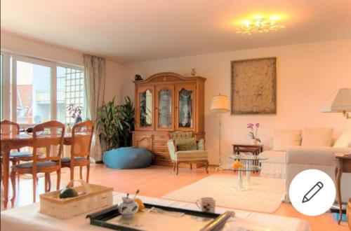 uma sala de estar com um sofá e uma mesa em Große Wohnung für Gruppe em Nurembergue