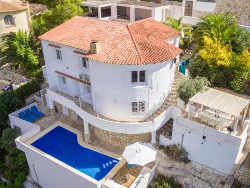 - une vue aérienne sur une maison avec une piscine dans l'établissement Belvilla by OYO Casa La Vida, à Benissa