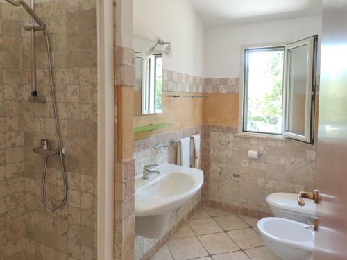 トルトレート・リドにあるTortoreto Comfortのバスルーム(シンク2台、シャワー付)