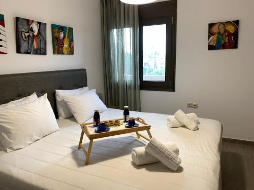 een hotelkamer met een bed met een tafel erop bij Angela's Sea View 3 BD House in Kato Daratso
