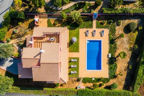 Cette chambre offre une vue sur une maison dotée d'une piscine. dans l'établissement Villa Sunrise by Algarve Vacation, à Carvoeiro