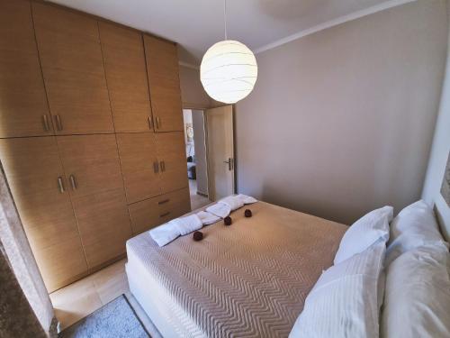 um quarto com uma cama e um lustre em Kainon Asti em Lefkada Town